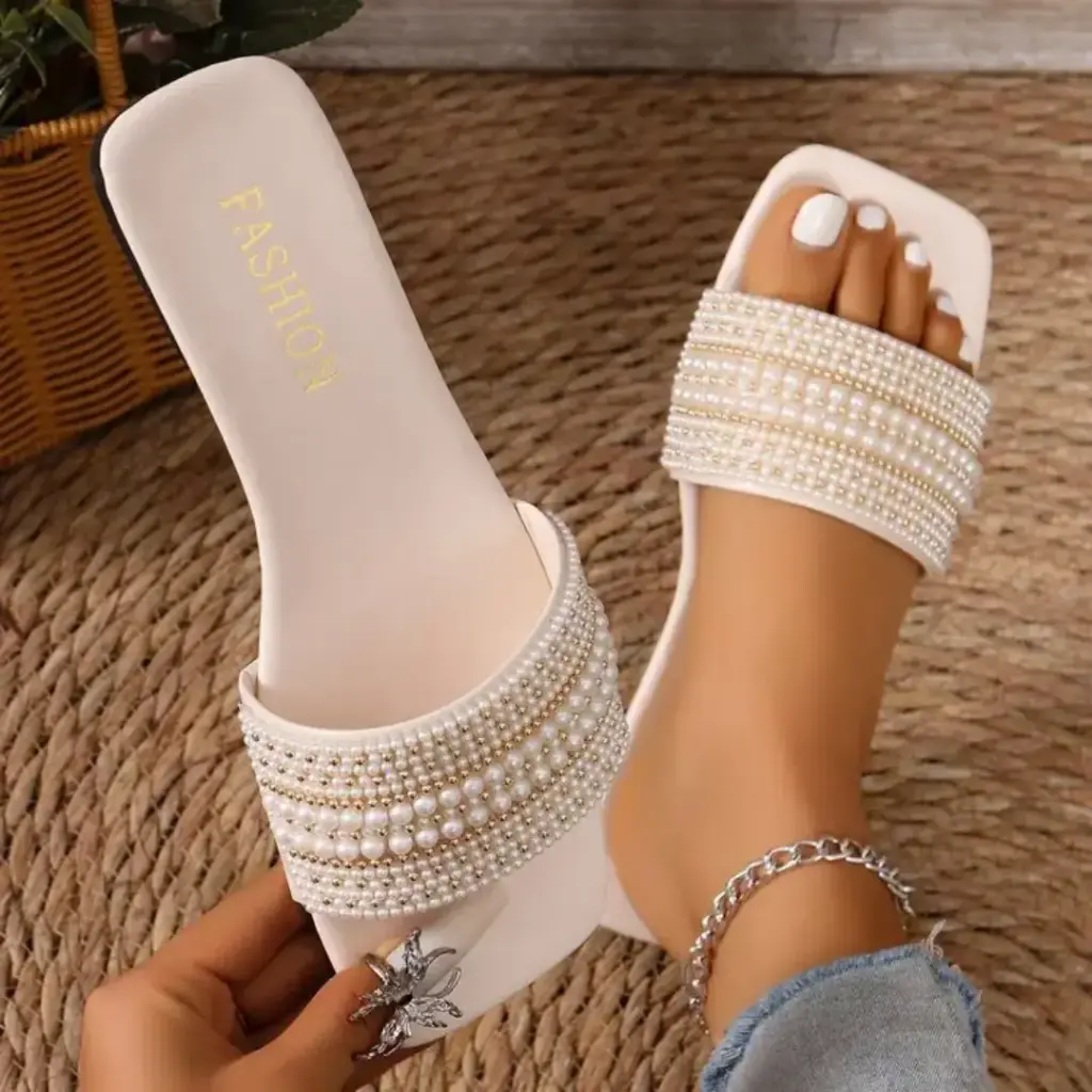Sandale avec accents en perles 