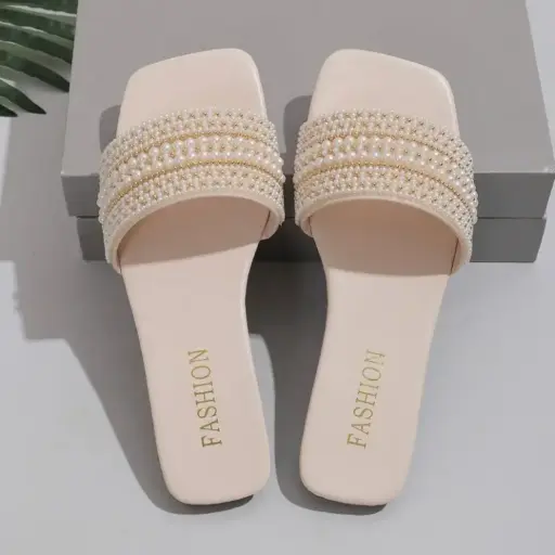 Sandale avec accents en perles 